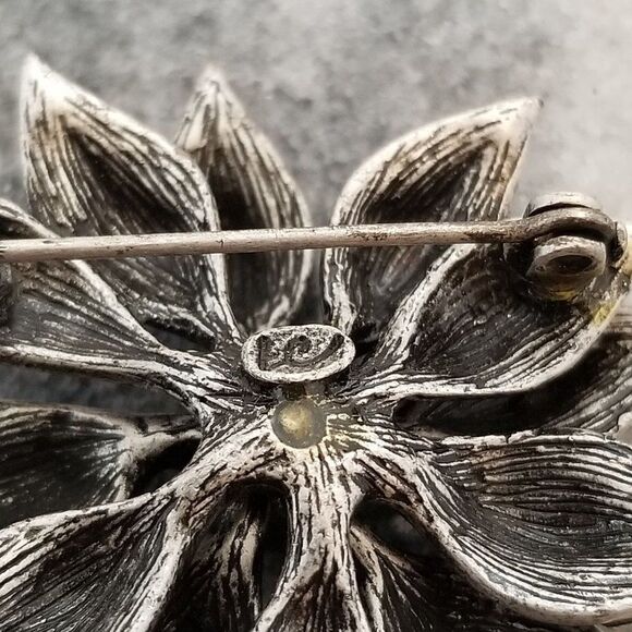 Vintage LC Red Enamel Flower Shaped Brooch, Poinsetta, Silver Tone Lapel Pin - Picture 3 of 6